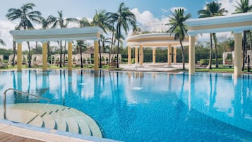 Una piscina techada, 2 piscinas al aire libre, sombrillas