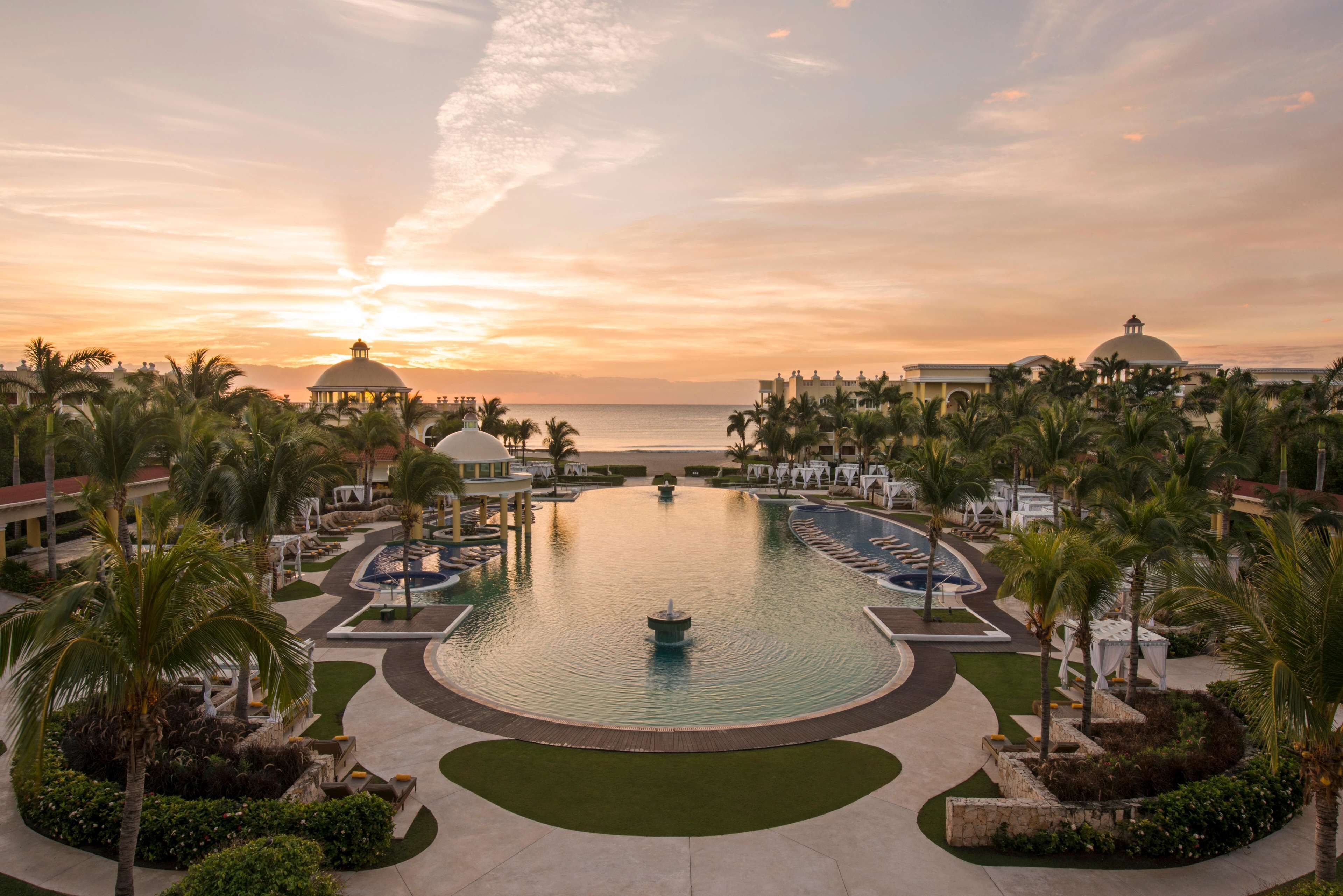 Innendørsbasseng,2 utendørsbassenger, bassengparasoller og solsenger