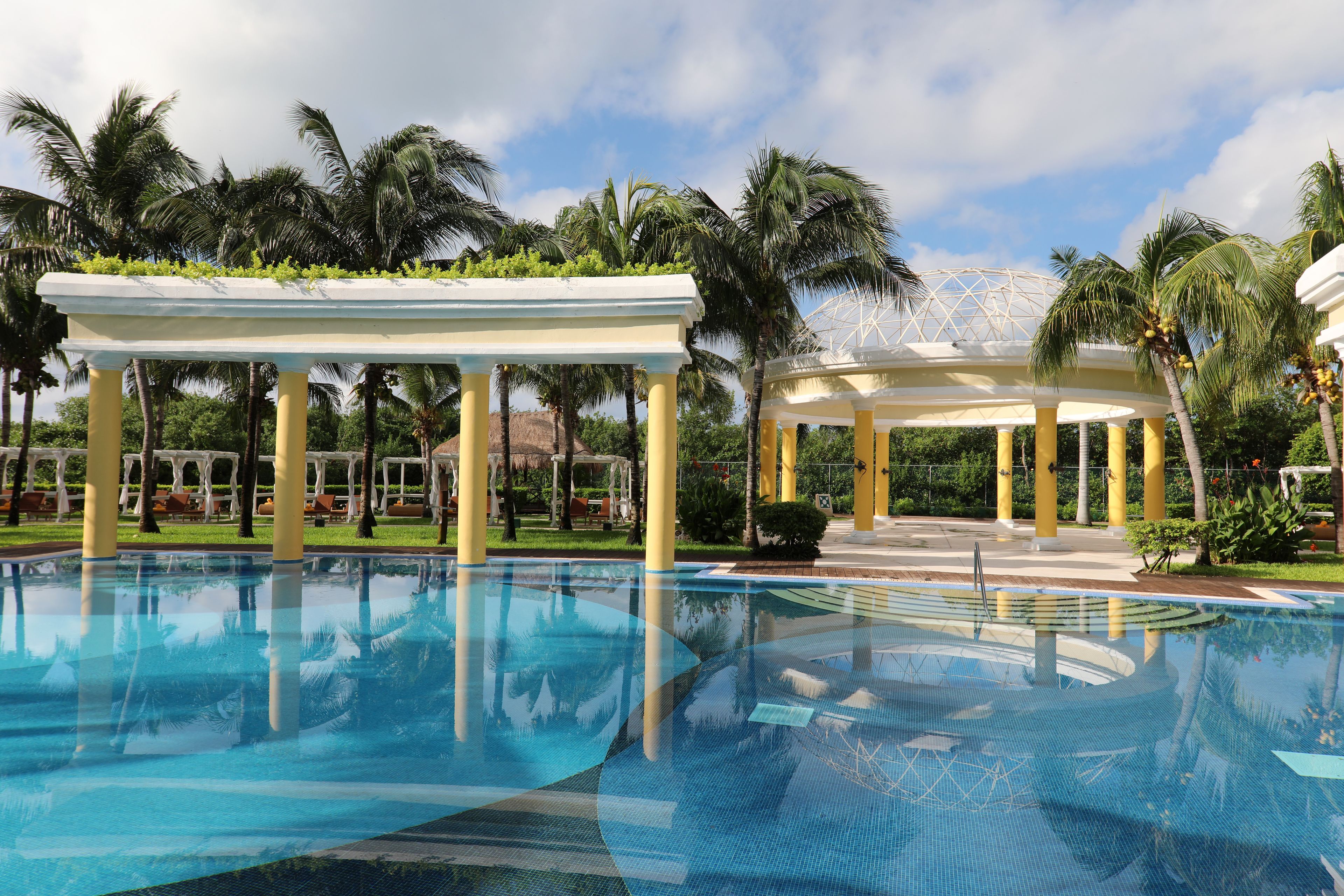 Innenpool, 2 Außenpools, Sonnenschirme, Liegestühle