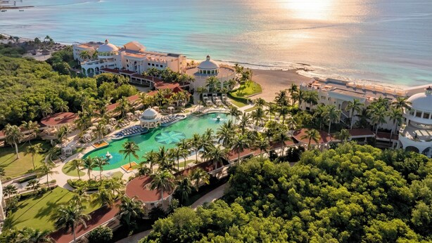 An aerial view of a resort with a large swimming pool, palm trees, and a beach. - JOIA Paraíso by Iberostar - Adults Only - All Inclusive (Playa del Carmen)