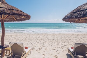 On the beach, white sand, sun-loungers, beach umbrellas - JOIA Paraíso by Iberostar - Adults Only - All Inclusive (Playa del Carmen)