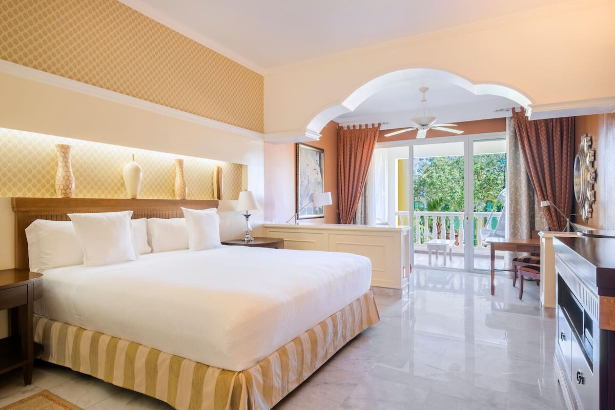 Frette Italian sheets, premium bedding, down duvets, free minibar