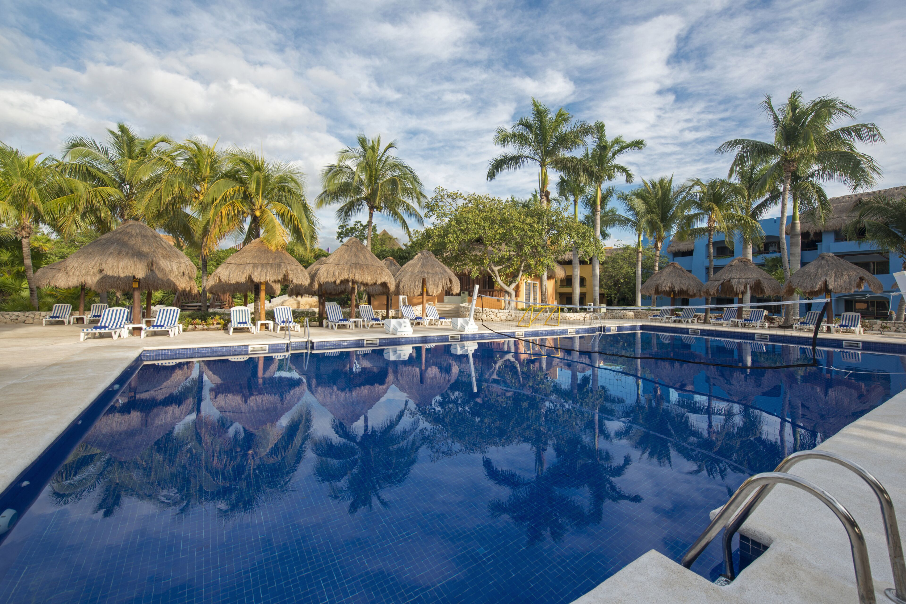 8 piscines extérieures, parasols de plage, chaises longues