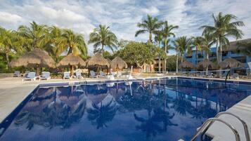 8 piscines extérieures, parasols de plage, chaises longues