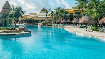 8 piscinas al aire libre, sombrillas, sillones reclinables de piscina