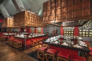 20 Restaurants; Mittagessen und Abendessen werden serviert