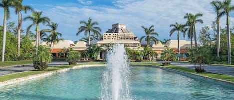 8 Außenpools, Sonnenschirme, Liegestühle