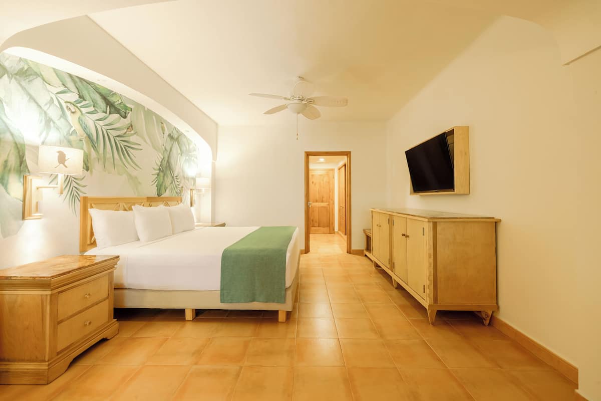 Free minibar, in-room safe, desk, blackout drapes