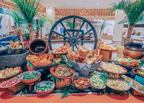 18 restaurants, breakfast, lunch, dinner served; international cuisine