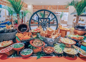 18 restaurants, breakfast, lunch, dinner served; international cuisine