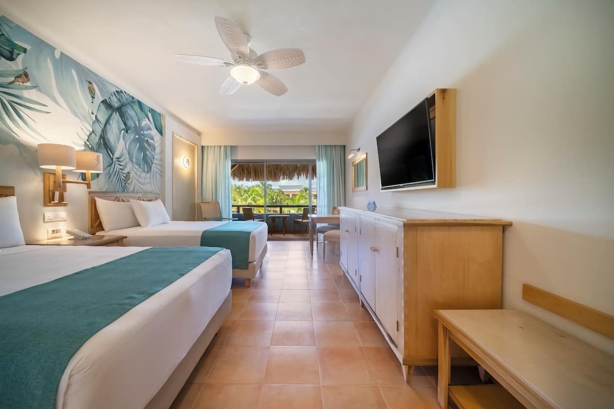 Free minibar, in-room safe, desk, blackout drapes