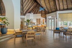 18 restaurants, breakfast, lunch, dinner served; international cuisine