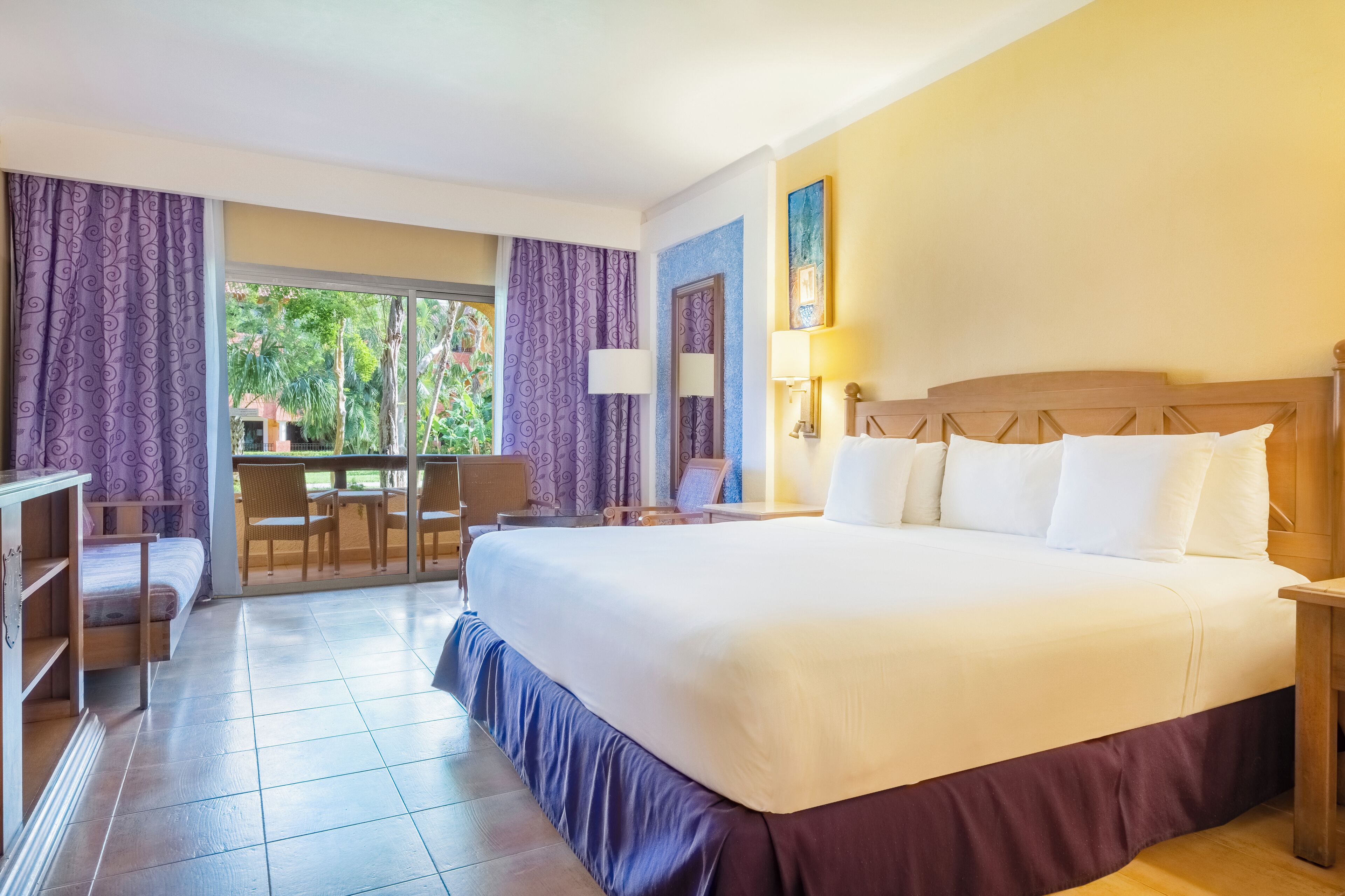 Minibar con artículos gratuitos, caja fuerte, escritorio