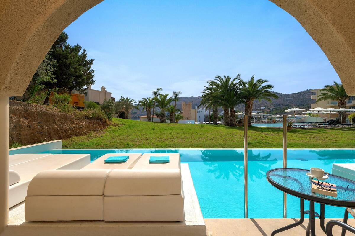 Deluxe Double Room, Garden View (Sharing pool) | WiFi (free), individually decorated, individually furnished, bed sheets