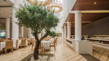 4 restaurants; breakfast, lunch and dinner served