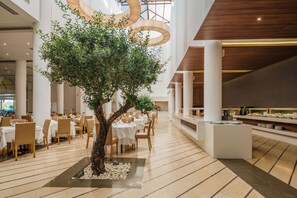 4 restauranter: frokost, lunsj og middag serveres