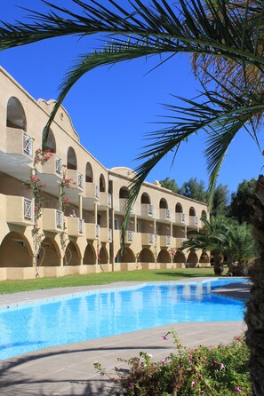 6 utendørsbassenger, bassengparasoller og solsenger