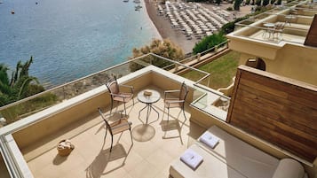 Deluxe Double Room, Beach View | 1 bedroom, minibar, individually decorated, individually furnished
