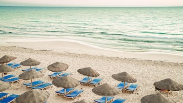 På stranden og strandbar