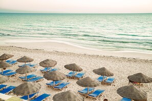 Aan het strand, een strandbar