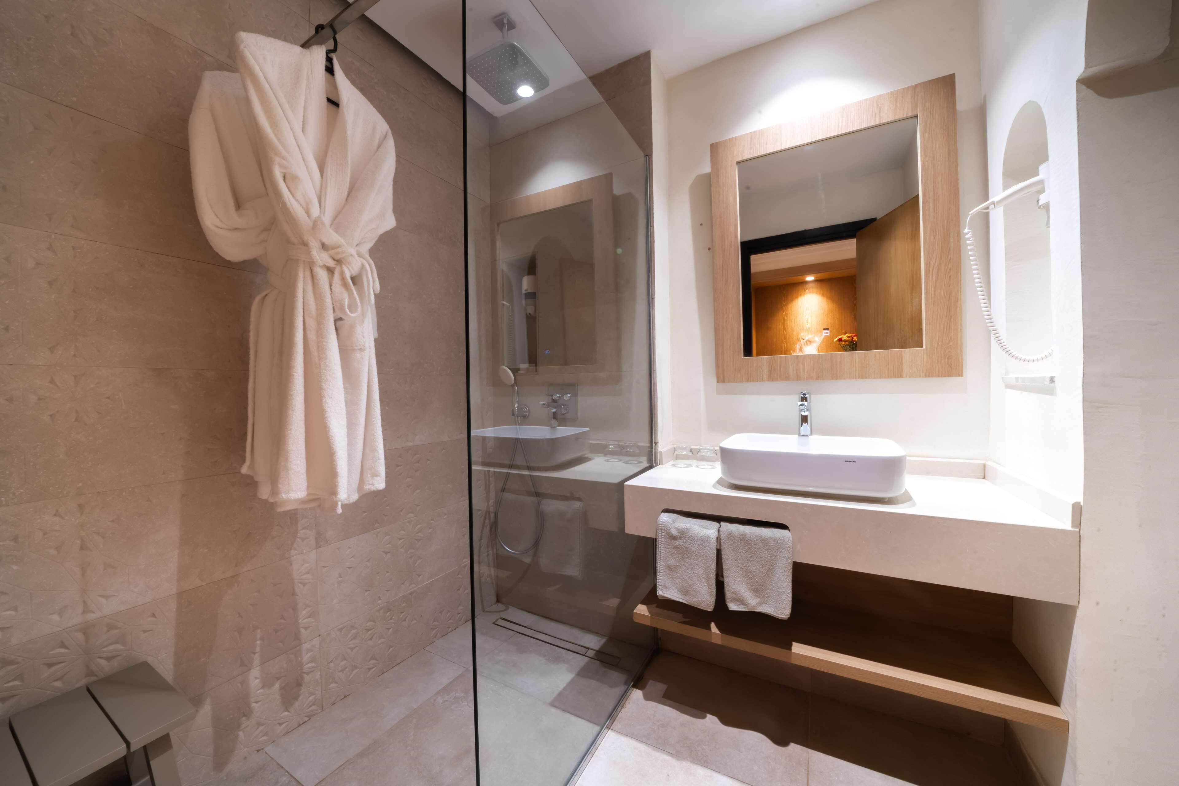 combined shower/bathtub, free toiletries, towels