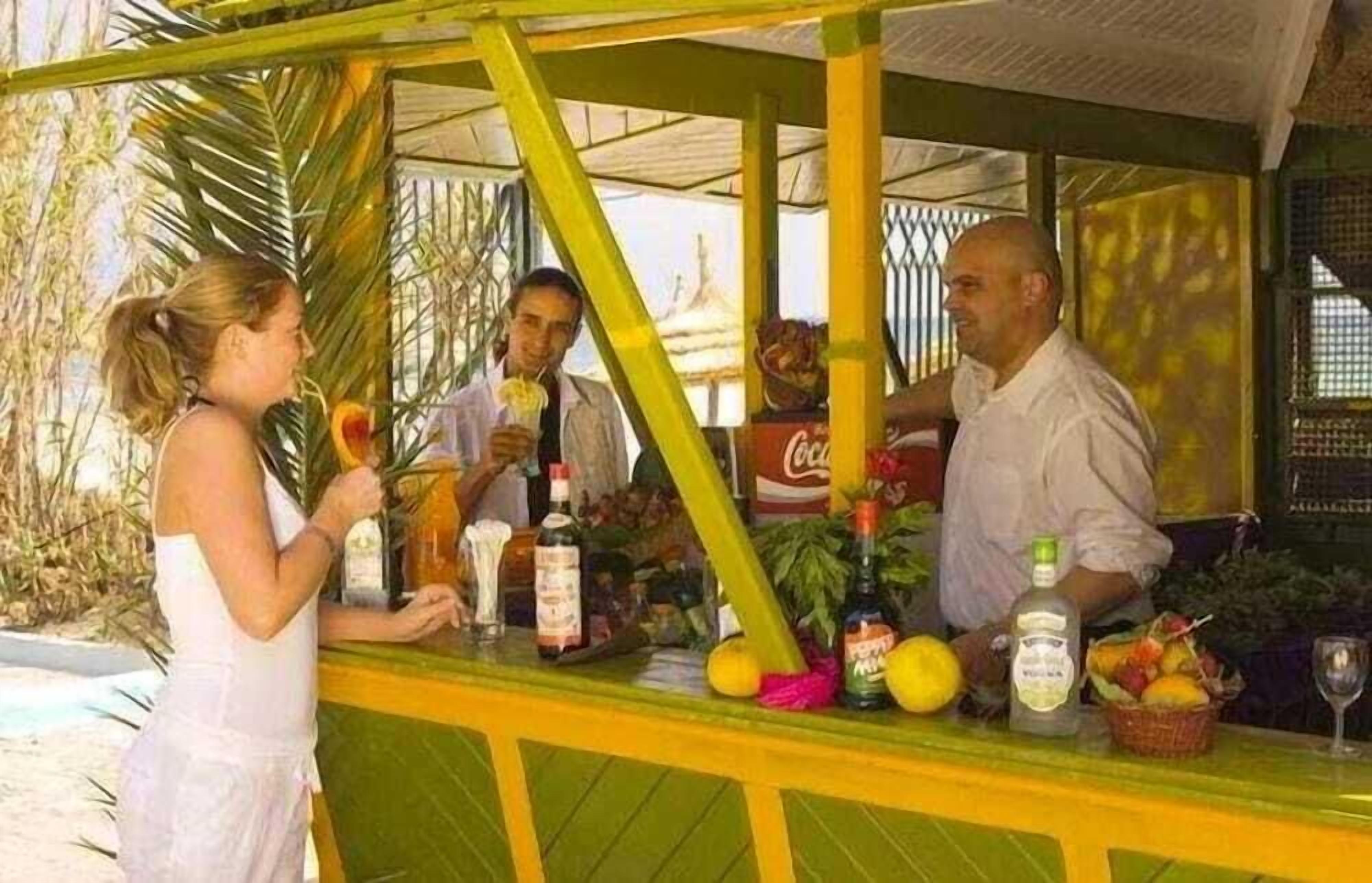 Eine Barbereitschaft mit Tresen, Flaschen und Früchten.