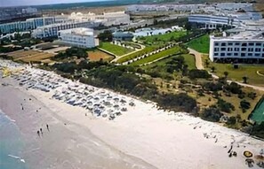 Pantai berhampiran 