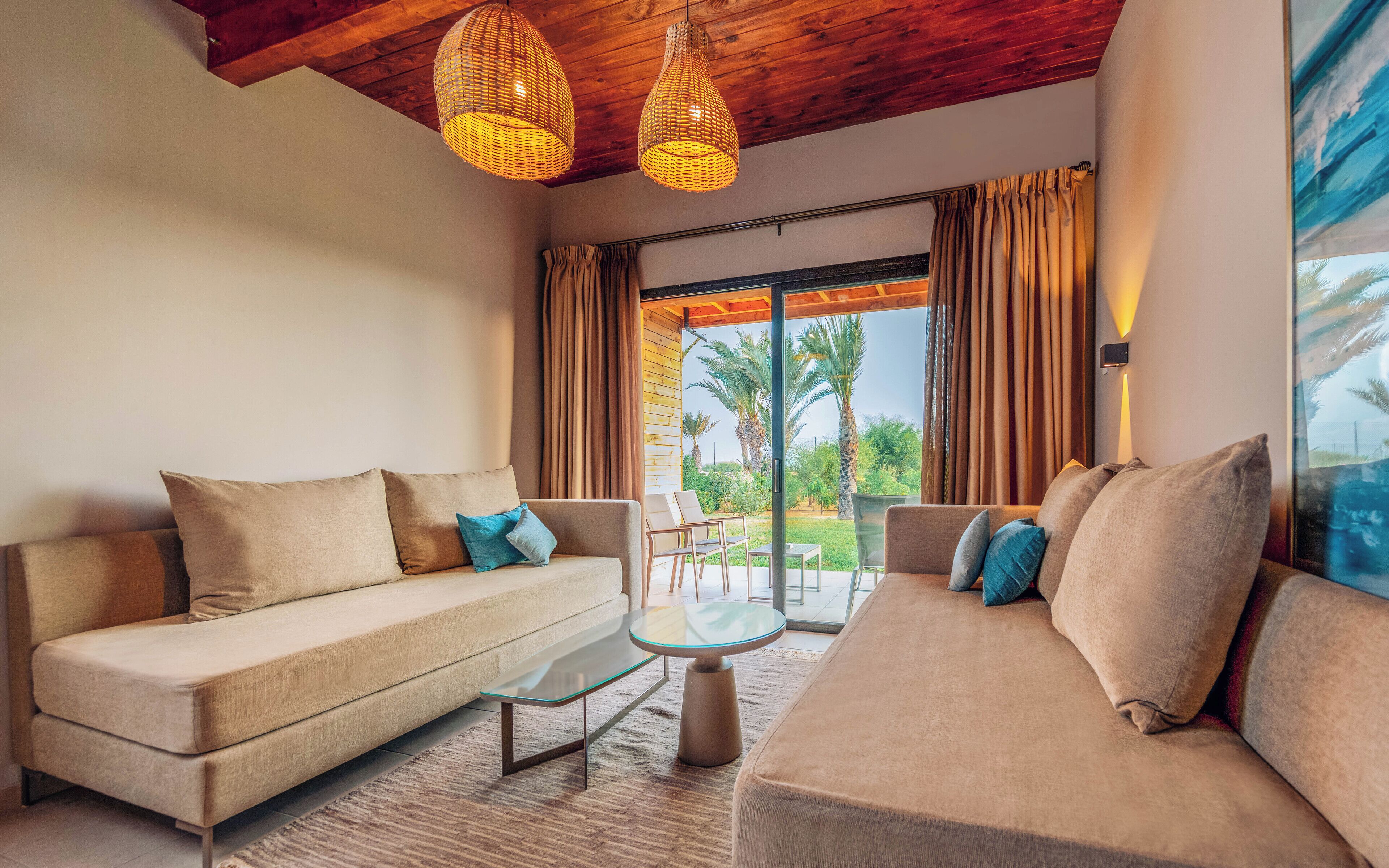 Minibar, decoración personalizada, muebles diferentes y escritorio 