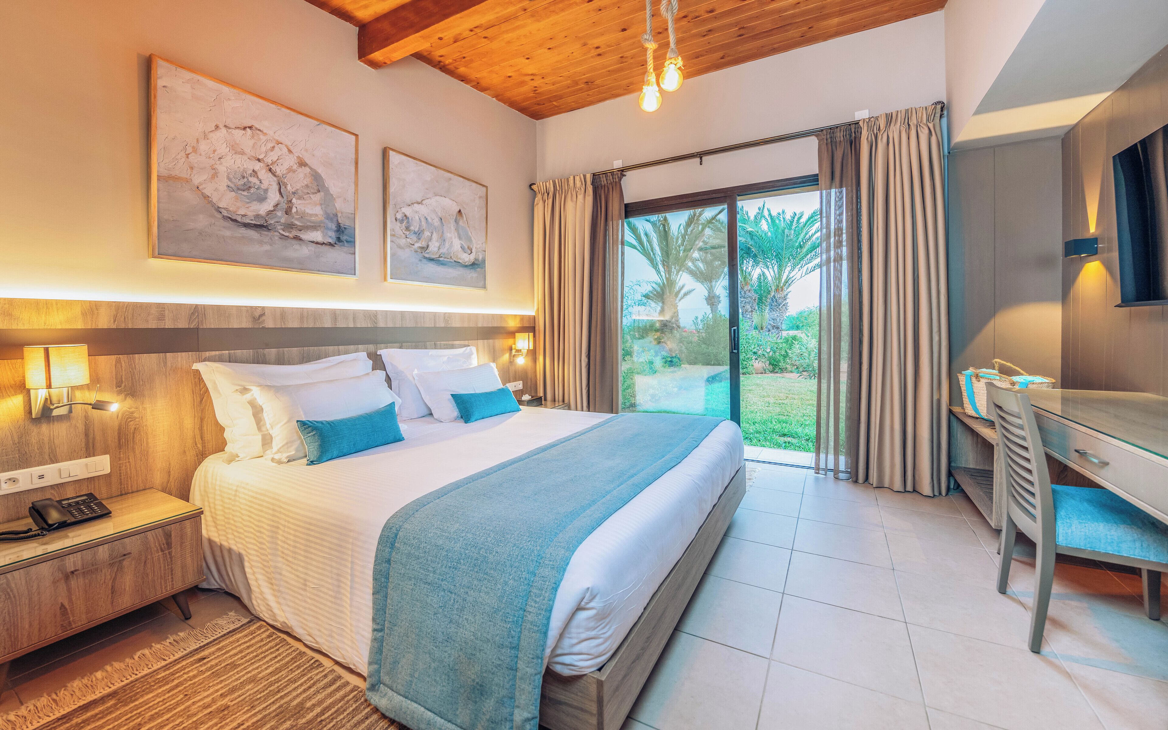 Minibar, decoración personalizada, muebles diferentes y escritorio 