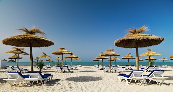 På stranden och vit sandstrand