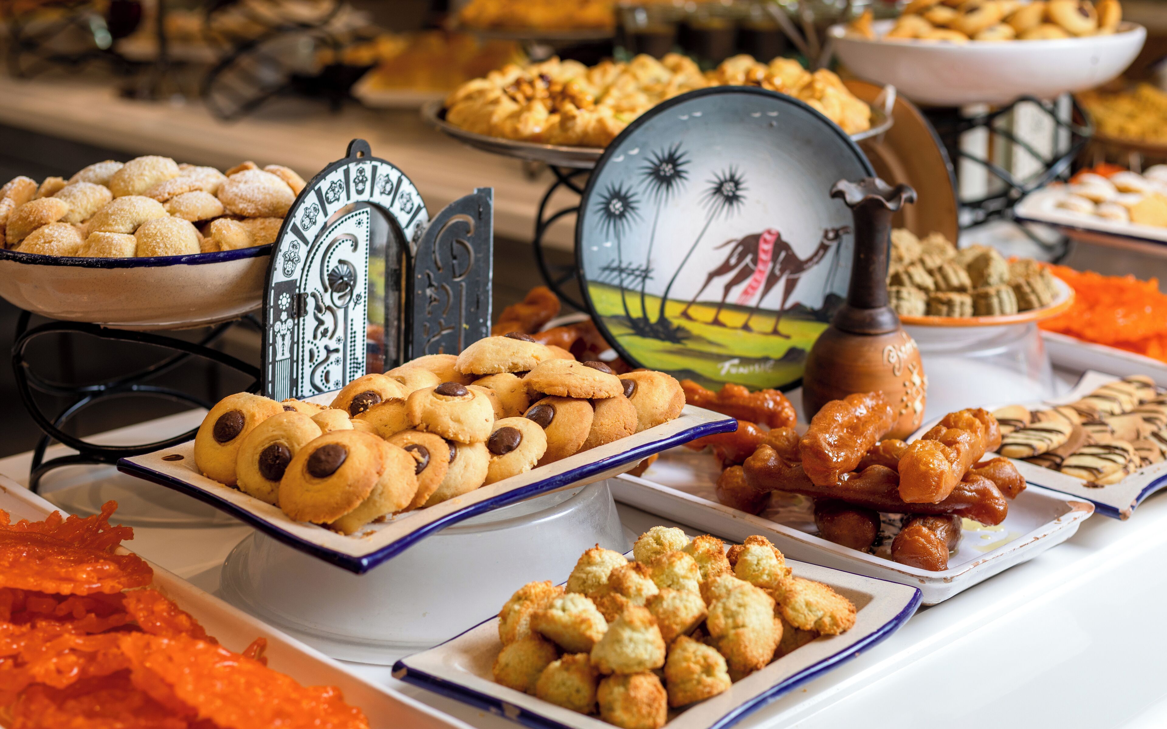 Un buffet proposant une variété d’aliments, notamment des biscuits, des pâtisseries et d’autres produits de boulangerie.