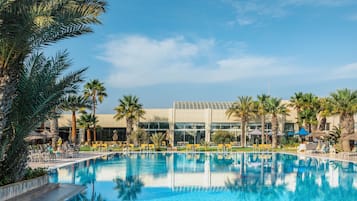 2 piscinas externas, guarda-sóis, espreguiçadeiras
