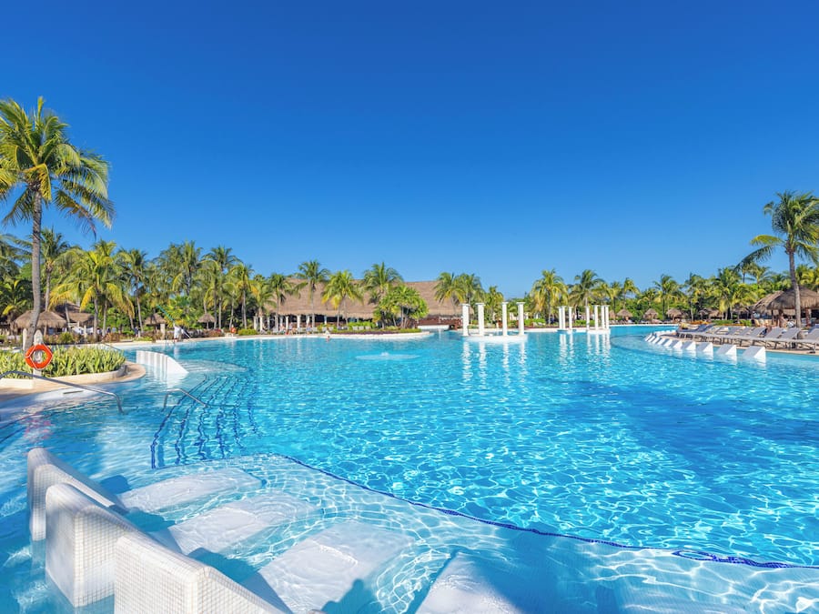 5 piscinas al aire libre, sombrillas, sillones reclinables de piscina