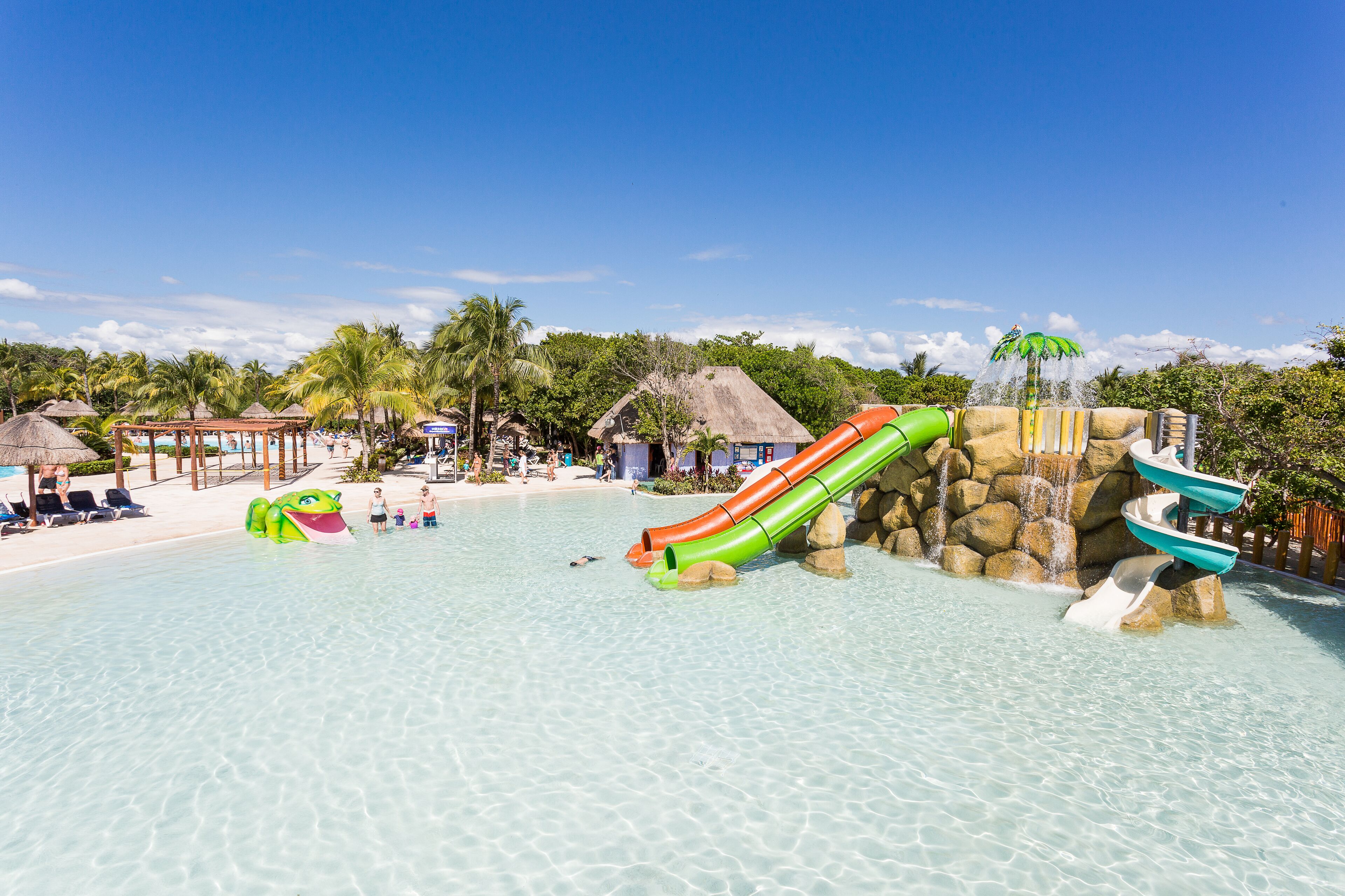 Un parque acuático con toboganes y una piscina.