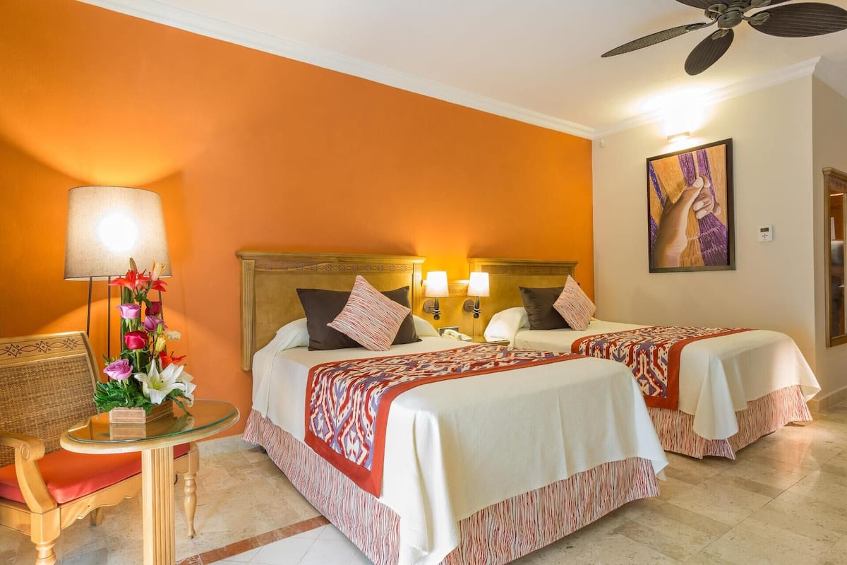 2 habitaciones, cubrecamas y minibar