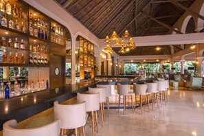 8 bars/lounges, 2 swim-up bars, poolside bar, beach bar - Grand Palladium Colonial Resort & Spa All Inclusive (Kantenah)