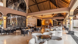 A spacious lobby with modern seating and a high ceiling with a wooden design. - Grand Palladium Colonial Resort & Spa All Inclusive (Kantenah)