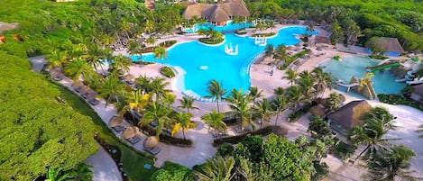 5 kolam renang outdoor, dengan payung kolam renang dan kursi berjemur
