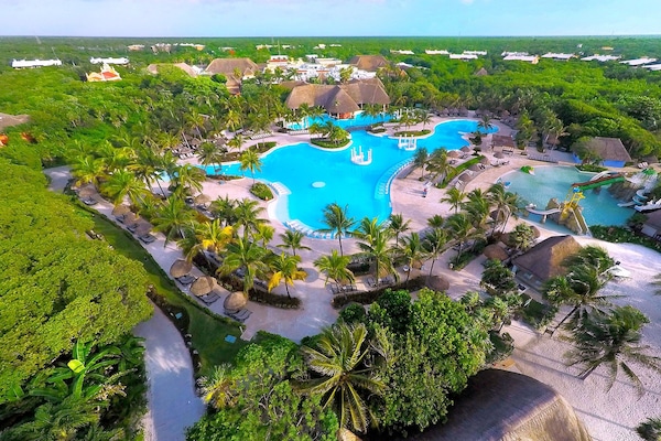 5 piscinas externas, guarda-sóis, espreguiçadeiras