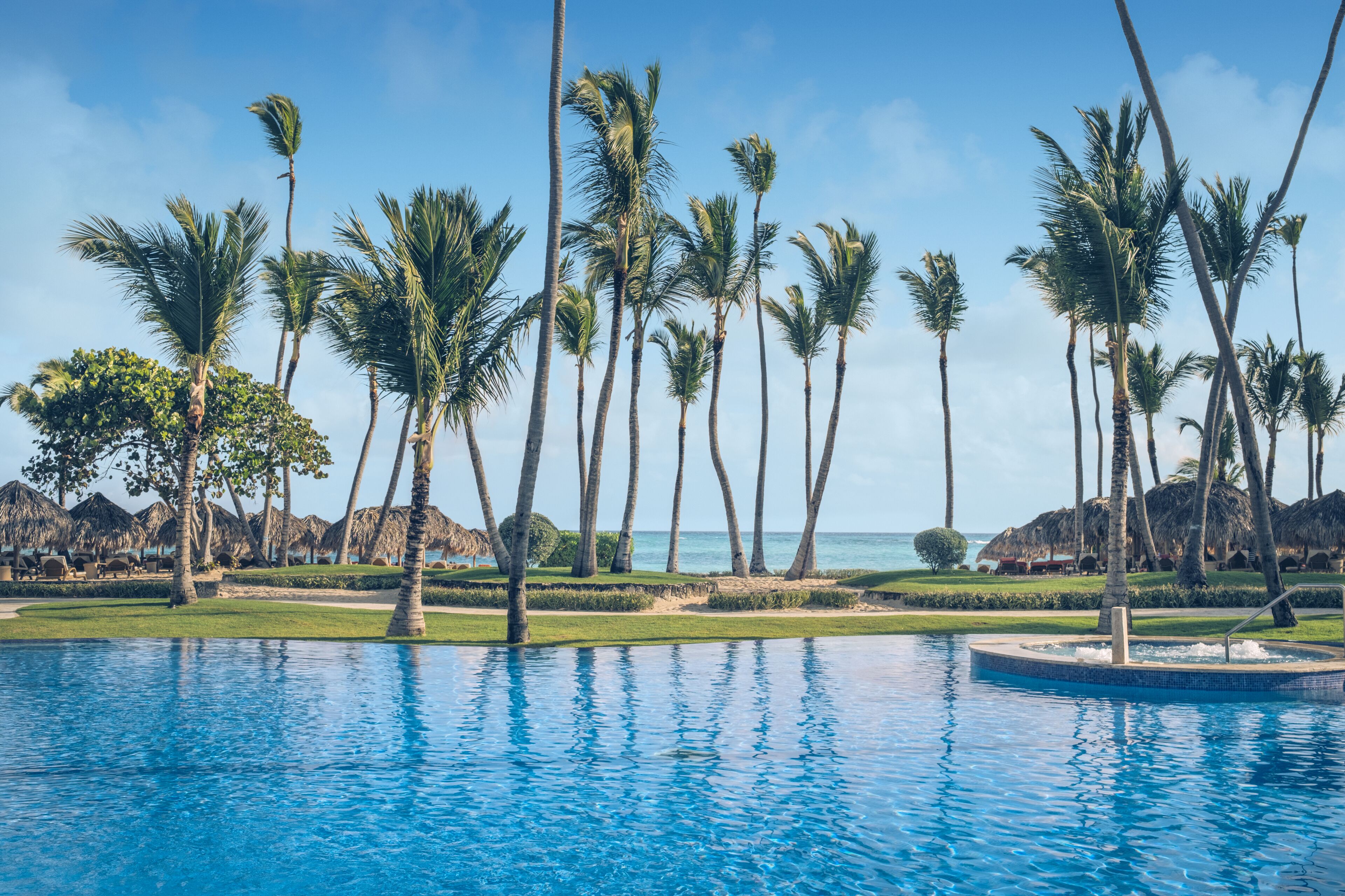 3 outdoor pools, pool umbrellas, sun loungers