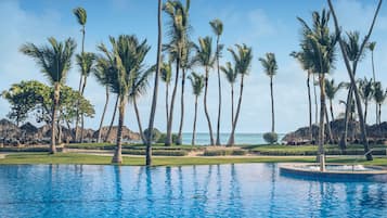 3 AuĂenpools, Sonnenschirme, LiegestĂŒhle