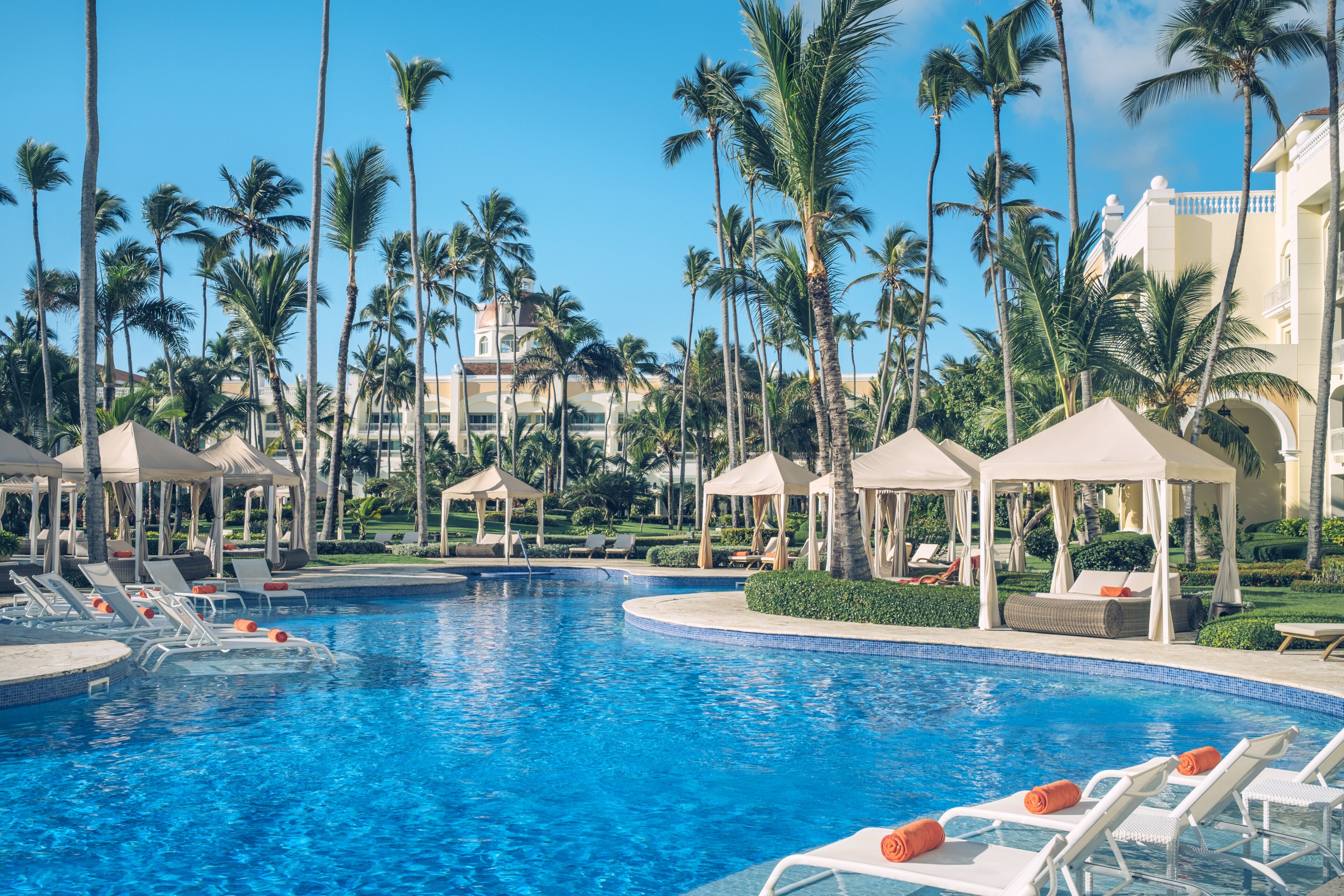 3 outdoor pools, pool umbrellas, sun loungers