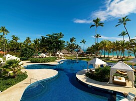 3 piscinas externas, guarda-sóis, espreguiçadeiras
