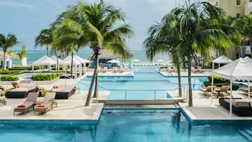 Una piscina al aire libre, camas de piscina gratis, sombrillas