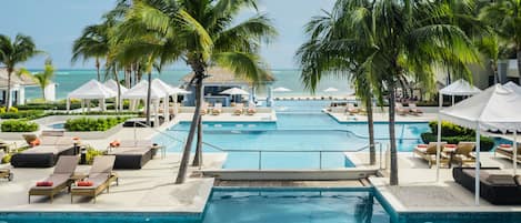 Una piscina al aire libre, camas de piscina gratis, sombrillas