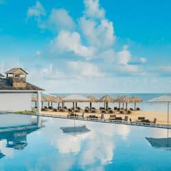 Alberca al aire libre y camas balinesas gratuitas