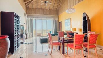 Suite, ved havkanten (Penthouse, Butler Service) | Dundyner, minibar, safe på rommet og skrivebord