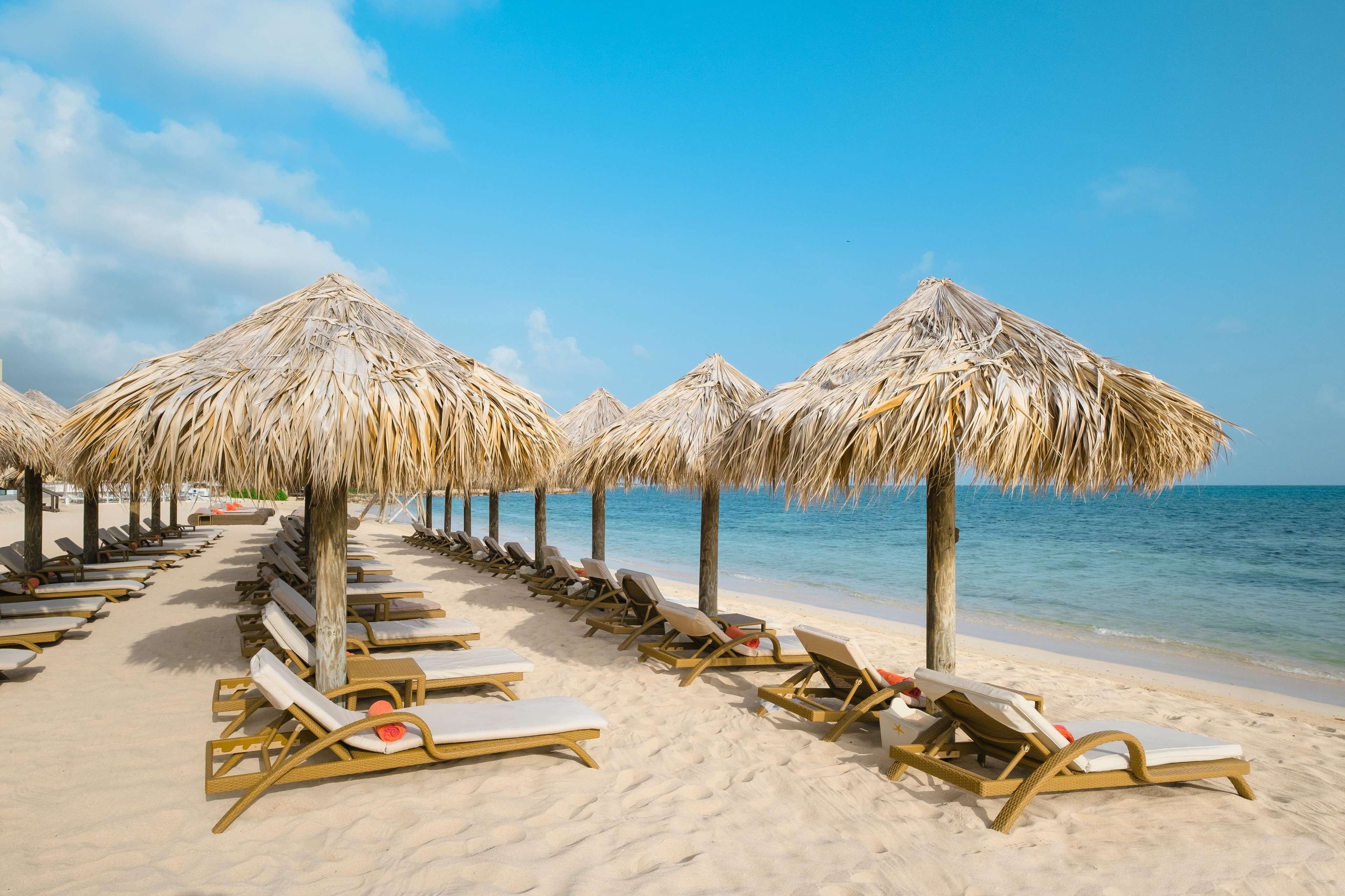 En la playa, arena blanca, camas de playa gratis