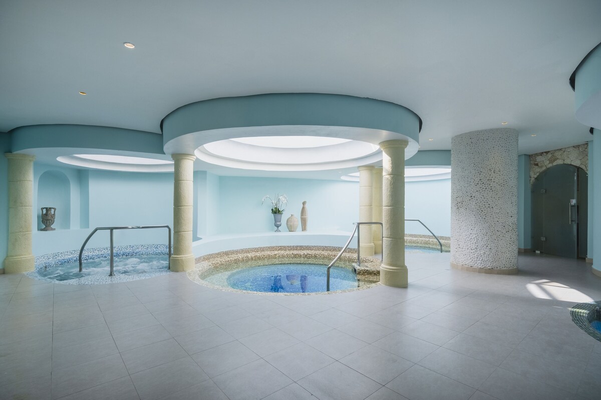 Couples treatment rooms, sauna, spa tub, Turkish bath, body treatments