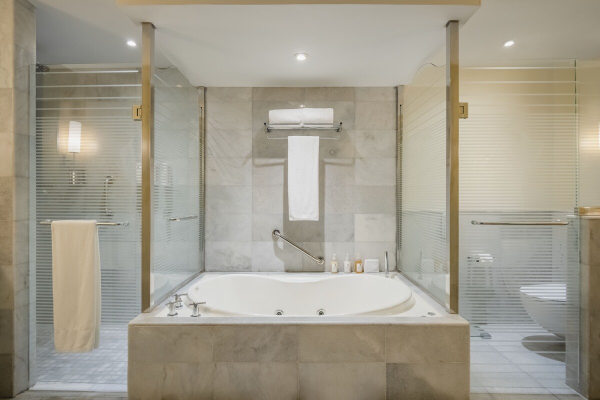 Separate tub and shower, jetted tub, rainfall showerhead